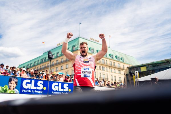 Leon Schwoebel (LG Rhein-Wied) beim Kugelstossen waehrend der deutschen Leichtathletik-Meisterschaften auf dem Pariser Platz am 24.06.2022 in Berlin